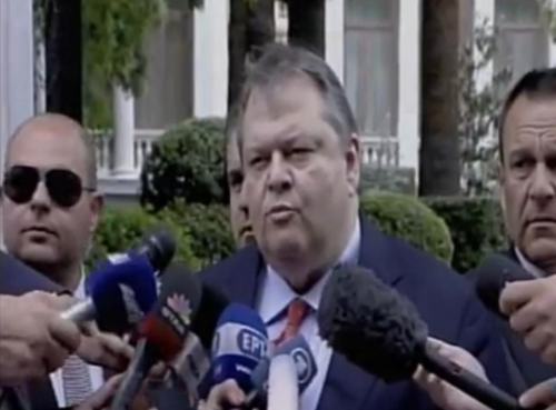 El líder socialista Venizelos rodeado de micrófonos de prensa