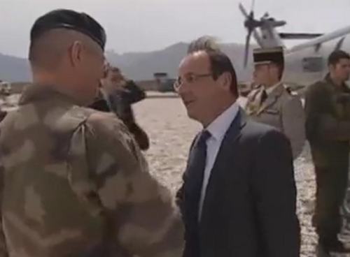 Hollande saluda a uno de los militares franceses en Afganistán
