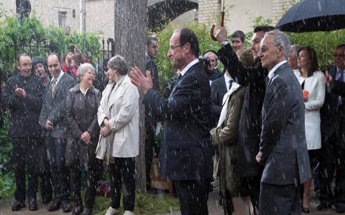 Hollande rinde homenaje a Marie Curie bajo la lluvia