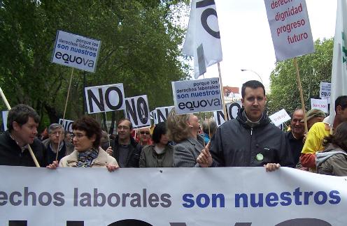 Manifestantes detrás de una pancarta que dice ·los derechos laborales son nuestros