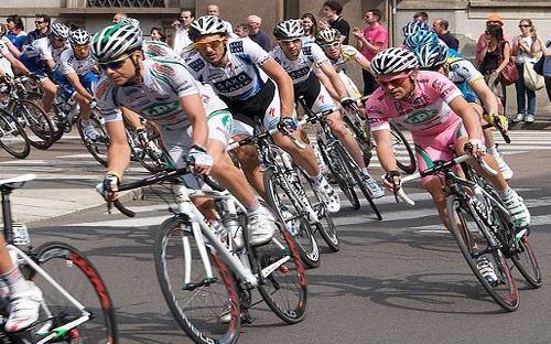 Ciclistas profesionales disputan etapa en una calle de Milán