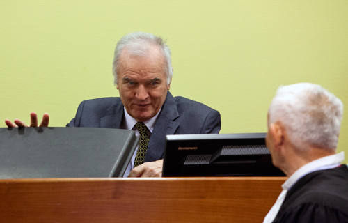 Mladic sentado en el primer día de juicio en La Haya