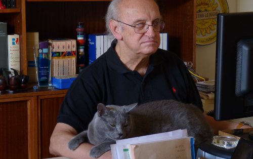 Petros Márkaris con su gato
