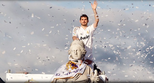 Casillas coloca la bufanda del Real Madrid a la diosa Cibeles