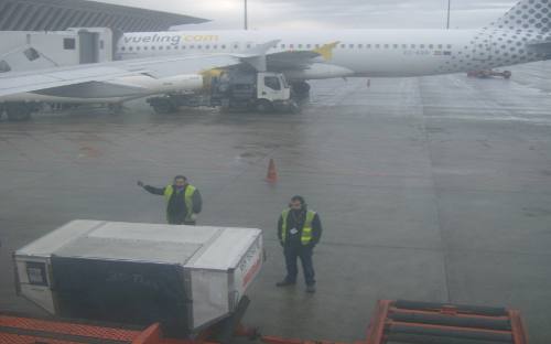 Trabajadores en el aeropuerto de Bilbao con avión Vueling
