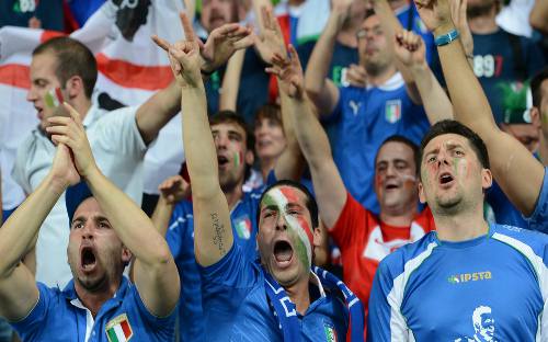 Aficionados italianos celebran el primer gol ante Irlanda en Poznan (Polona)