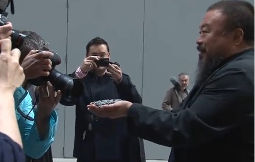Ai Weiwei muestra unas piedras a los periodistas