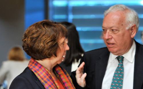 Catherine Ashton y el ministro de exteriores hablando en una reunión en Bruselas
