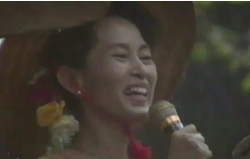 Aung Suu Kyi en 1988 se dirige a la multitud en Yangún