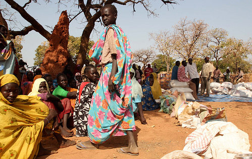Mujeres sudanesas recogen la ayuda