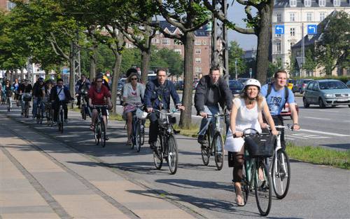 Un grupo de ciudadanos pasea en bicicleta por Copenhague (Dinamarca)