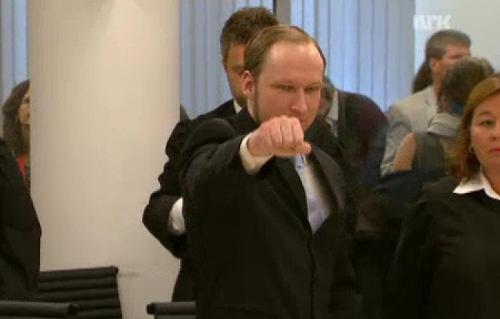 Breivik hace el saludo ultraderechista tras conocer el informe de la fiscalía