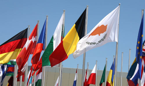 Bandera de Chipre con otras de la UE