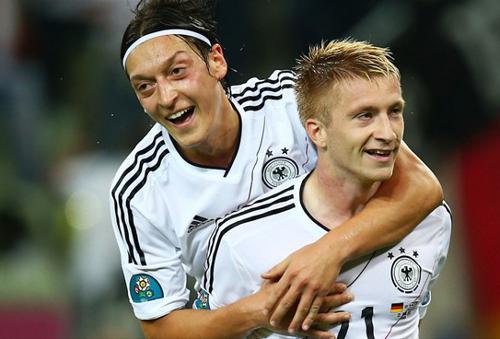 Özil y Reus celebran un gol alemán contra Grecia