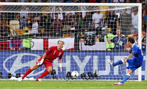 Diamanti marca el penalti definitivo a favor de Italia