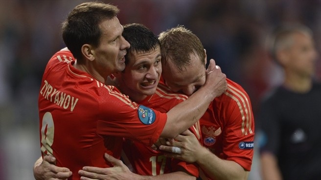 Dzagoev celebra con sus compañeros uno de sus goles para Rusia