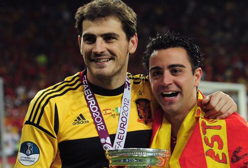  Casillas y Xavi Hernández posan con la Copa de Europa