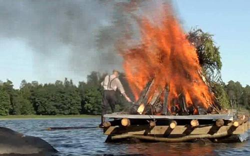 Una balsa de troncos con una hoguera ardiendo en Finlandia