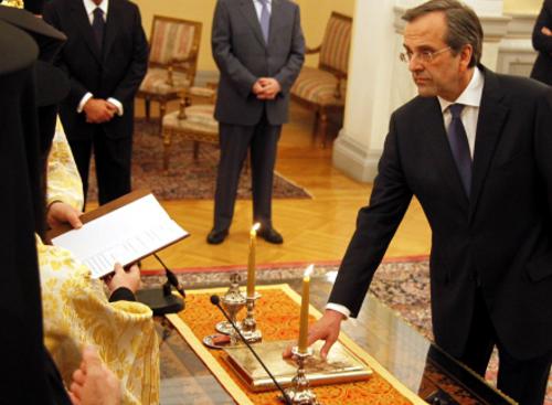 El primer ministro griego, Samaras, jura su cargo