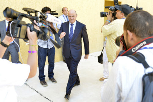 El ministro Luis de Guindos, perseguido por cámaras de tv