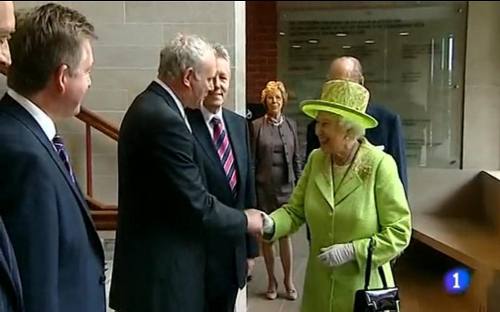 Isabel II y Alec McGuiness se dan un apretón de manos en Belfast