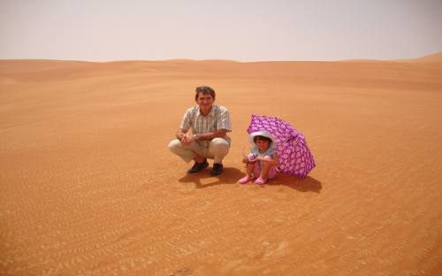Jon Lazkano y su hija en mitad del desierto