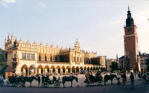 Centro histórico de Cracovia con los típicos caballos turísticos (Polonia)