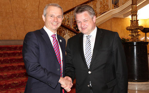 Secretarios de estado para la UE de Reino Unido y Alemana se estrechan las manos