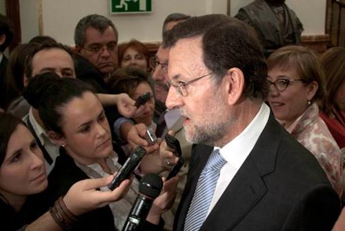 Rajoy responde a preguntas de numerosos periodistas