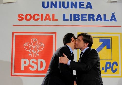 Abrazo de los líderes socialdemócrata y liberal de Rumanía