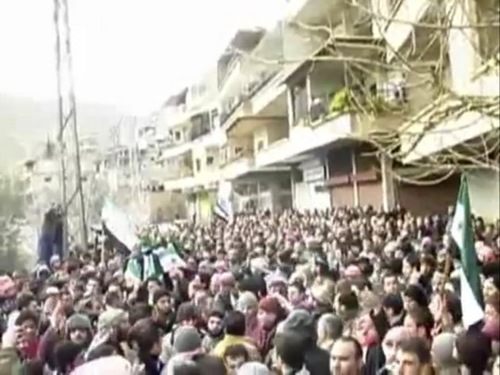 Entierro multitudinario en Damasco (Siria)
