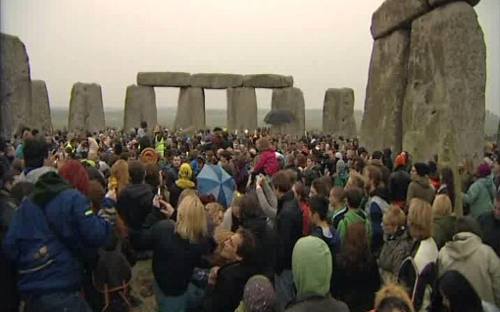 Miles de personas reunidas en el anillo prehistórico de Stonenhengen