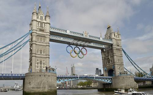 El puente de la torre sobre el Tamesis con los aros olímpicos (Londres)