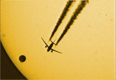 La gran bola del Sol amarillo, una bola pequeña y la imagen de un avión que pasa