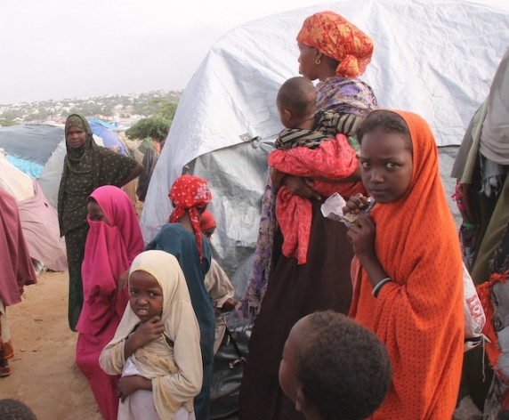 Una familia en campamento de refugiados en Somalia