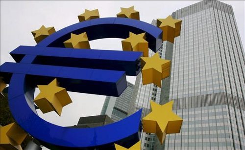 Sede del BCE en Franfurt con la escultura del euro que tiene a la entrada