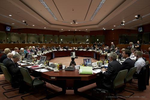 Los 27 jefes de Estado o de gobierno de la UE, en la mesa de trabajo