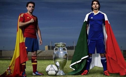 El español Xavi Hernández y el italiano Montolivo con la copa de Europa