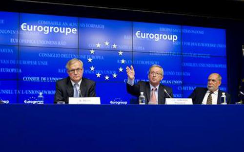 El presidente del Eurogrupo, Jean-Claude Juncker, da cuenta de los acuerdos