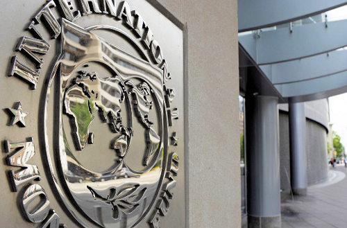 Logo del FMI en la puerta de su sede en Washington