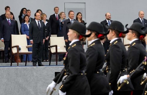 El presidente francés en la tribuna presidiendo el desfile