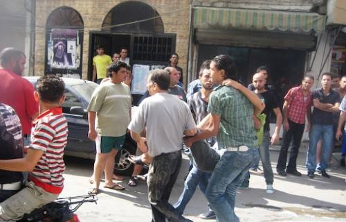 Libaneses transportan a un herido en Saida