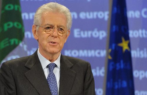Mario Monti, detrás la bandera de Europa