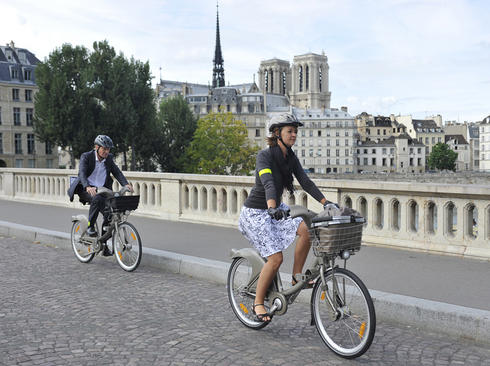 Dos ciclistas junto al Sena en París