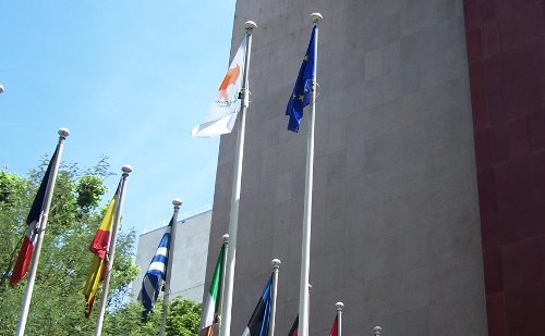 La bandera de Chipre junto a la de la UE