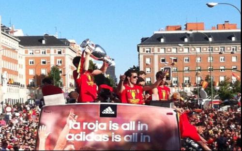 Jugadores de la selección española subidos al autobús con la copa de Europa
