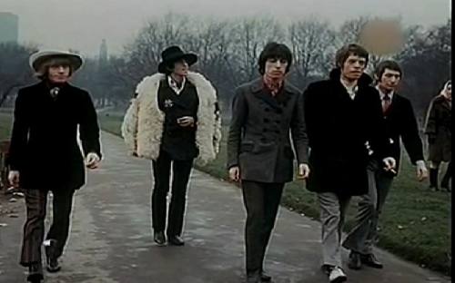 Imagen de archivo de los Rollings paseando por el campo