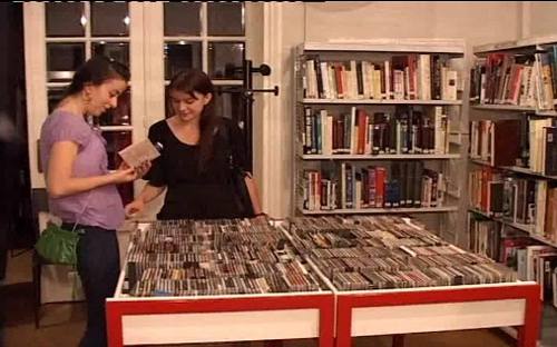 Jóvenes en una librería rebuscando libros (Rumanía)