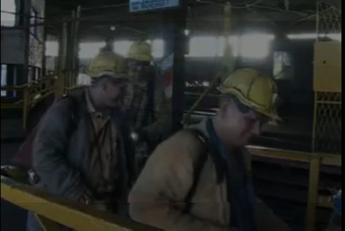 Dos hombres salen de la mina