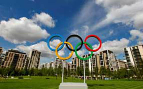 Villa Olímpica con los 5 aros del emblema olímpico